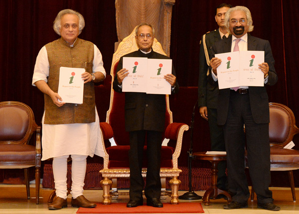 The Chairman of the National Innovation Council, Dr. Sam Pitroda Presenting the National Innovation Council's Report of the people 2013 to the President of India, Shri Pranab Mukherjee at Rashtrapati Bhavan on November 19, 2013. Also seen is the Minister