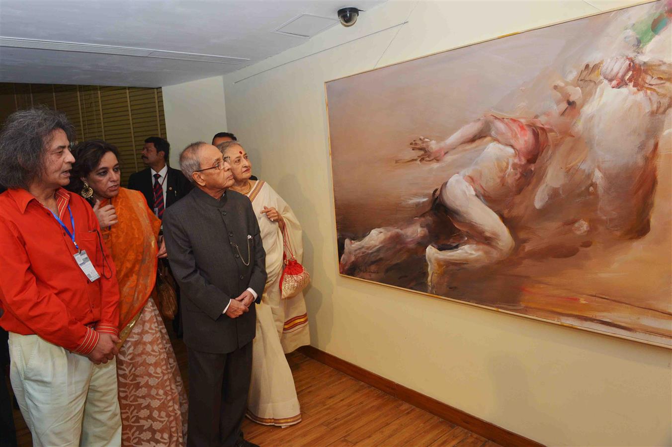 The President of India, Shri Pranab Mukherjee visiting the Exhibition of Shri Shahbuddin Ahmed organized by Ganges Art Gallery at ICCR, Kolkata in West Bengal on December 12, 2015.