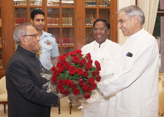 The Union Minister Parliamentary Affairs, Shri Pawan Kumar Bansal and Union Minister State for Personnel, Public Grievances and Pensions and Prime Minister's Office, Shri V. Narayanasamy calling on the President of India, Shri Pranab Mukherjee on August