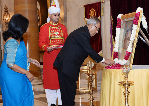 The President of India, Shri Pranab Mukherjee paying floral tributes at the portrait of the former President of India, Shri R. Venkataraman on the occasion of his Birth Anniversary at Durbar Hall of Rashtrapati Bhavan in New Delhi on December 4, 2013.