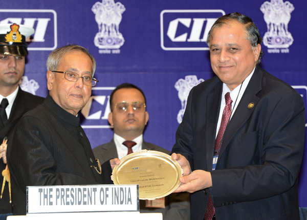 The President of India, Shri Pranab Mukherjee being felicitated at a function to inaugurate the Global PSE Summit organized by the Indian Confederation of Indian Industry (CII) in collaboration with Department of Public Enterprises, Ministry of Heavy Indu