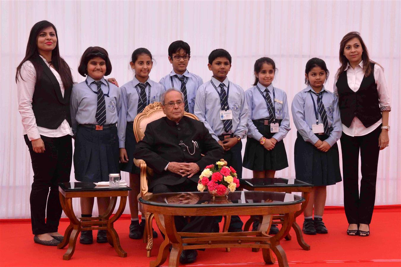 The President of India, Shri Pranab Mukherjee, with the Students and staff from Various Schools/Institutions on the occasion of Children's Day at Rashtrapati Bhavan on November 14, 2016. 