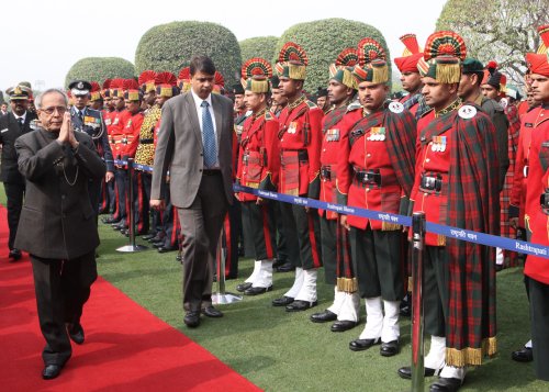 The President of India, Shri Pranab Mukherjee meeting with the personnel of the Tri Service Band Contingents who had participated in the ‘Beating Retreat’ Ceremony and Provost Outriders of the Three Services at the lawns of the Mughal Garden of Rashtrapat