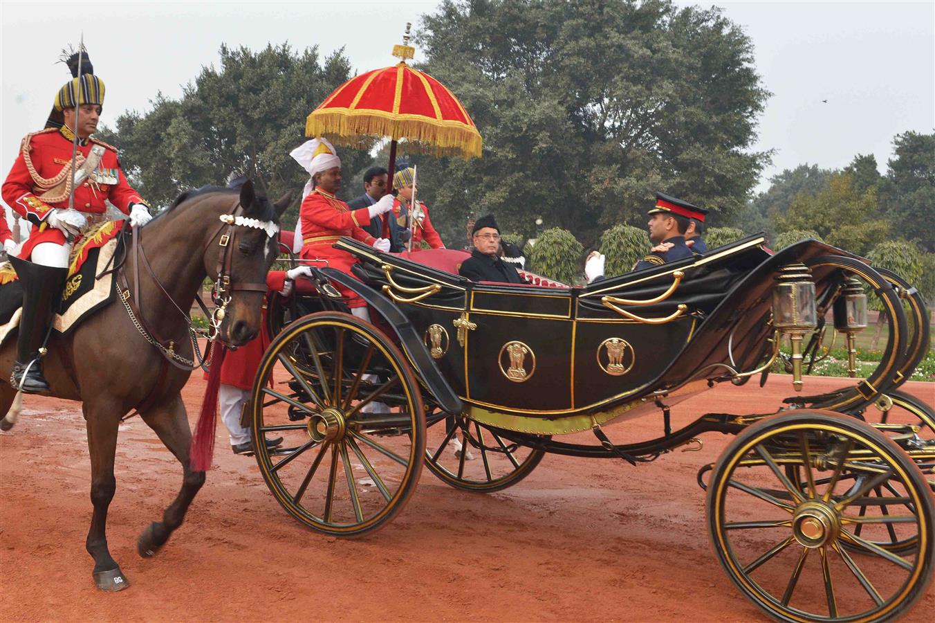 The President of India Shri Pranab Mukherjee on the way to Vijay Chowk in New Delhi on January 29, 2016 for witnessing the ‘Beating Retreat’. 