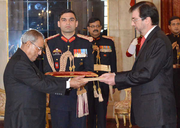 The Ambassador of the Argentine Republic, His Excellency Mr. Raul Ignacio Guastavino presenting his credentials to the President of India, Shri Pranab Mukherjee at Rashtrapati Bhavan in New Delhi on December 16, 2013.