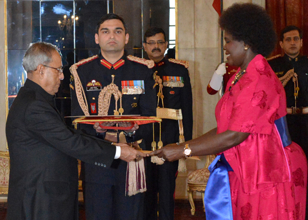 The High Commissioner of the Republic of Uganda, Her Excellency Ms. Elizabeth Paula Napeyok presenting his credentials to the President of India, Shri Pranab Mukherjee at Rashtrapati Bhavan in New Delhi on December 16, 2013.