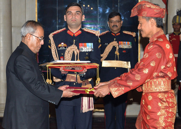 The High Commissioner of the Republic of Malaysia, His Excellency Datuk Naimun Ashakli Bin Mohammad presenting his credentials to the President of India, Shri Pranab Mukherjee at Rashtrapati Bhavan in New Delhi on December 16, 2013.