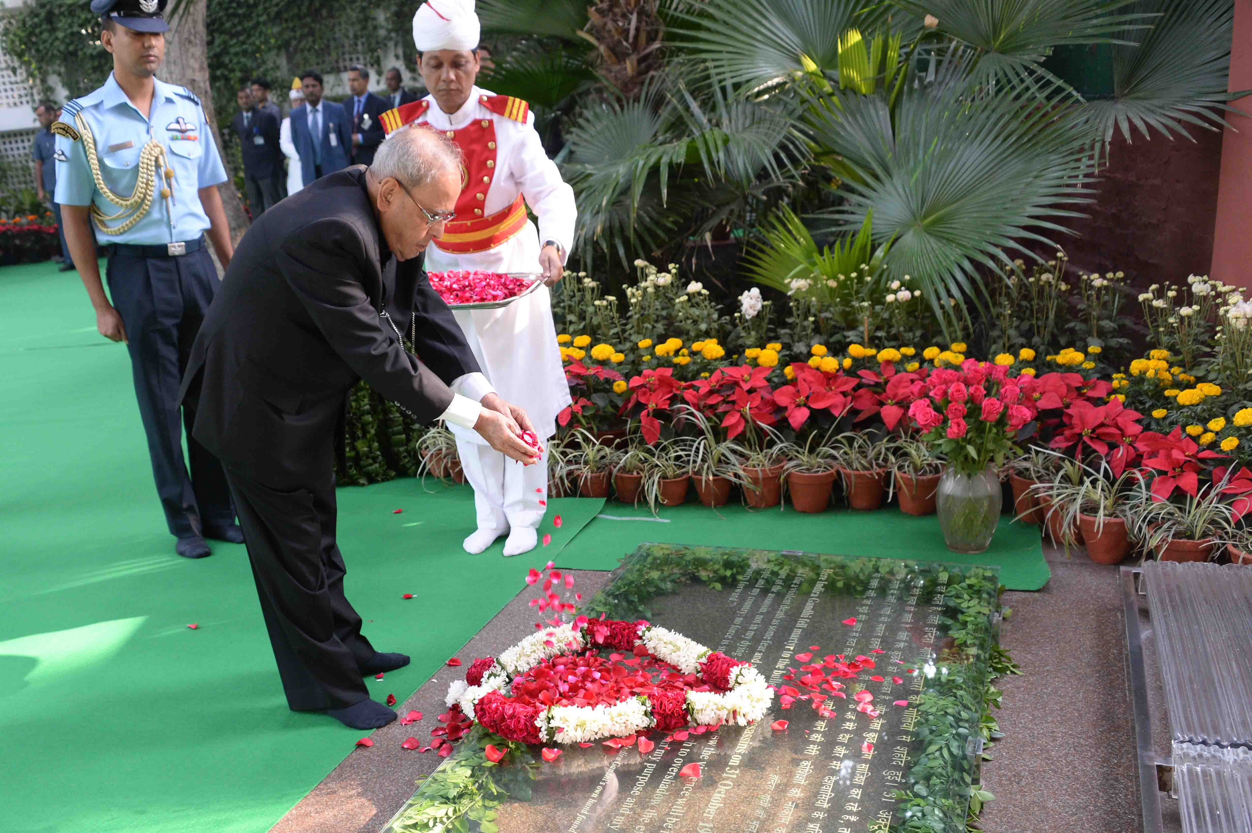 The President, Shri Pranab Mukherjee paying floral tributes at the memorial of the Former Prime Minister of India, Late Smt. Indira Gandhi on the occasion of her 99th Birth Anniversary in New Delhi on November 19, 2016. 