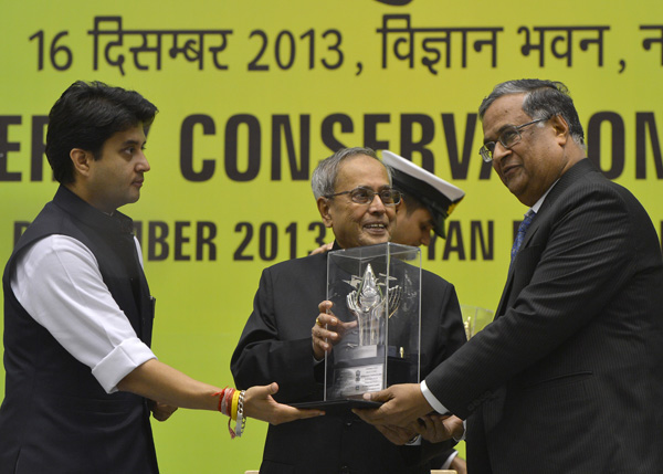 The President of India, Shri Pranab Mukherjee while presenting a Painting Competition Award at Vigyan Bhavan in New Delhi on December 16, 2013 on the occasion of the National Energy Conservation Day. Also seen is the Minister of State for Power (Independ