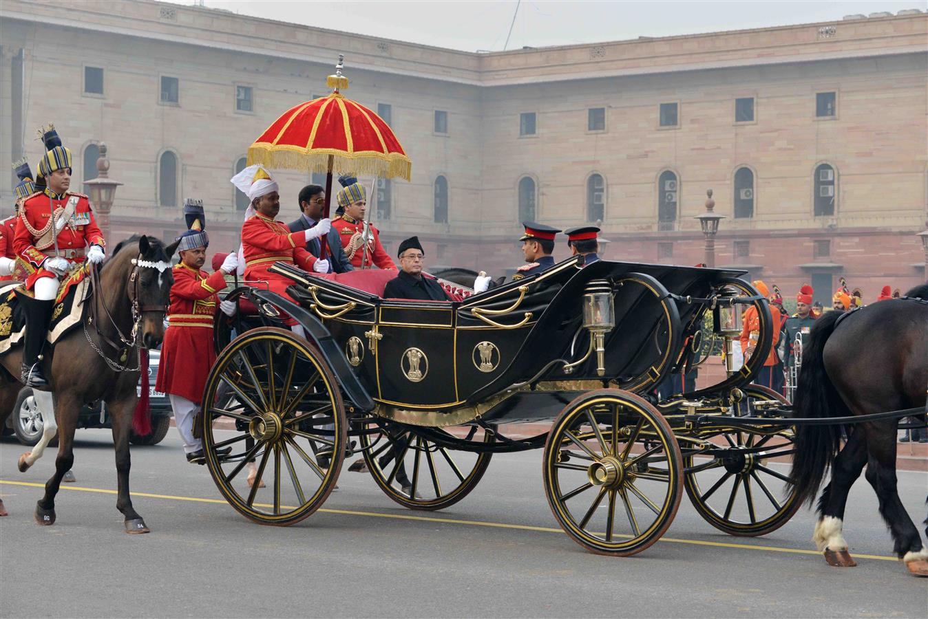 भारत के राष्ट्रपति, श्री प्रणब मुखर्जी 29 जनवरी, 2016 को ‘बीटिंग रिट्रीट’ के अवलोकन के लिए नई दिल्ली के विजय चौक प्रस्थान करते हुए। 