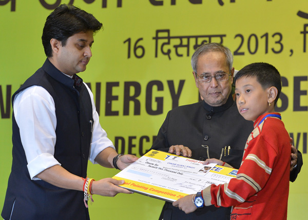 The President of India, Shri Pranab Mukherjee while presenting a National Energy Conservation Award at Vigyan Bhavan, New Delhi December 16, 2013 on the occasion of the National Energy Conservation Day. Also seen is the Minister of State for Power (Indepe