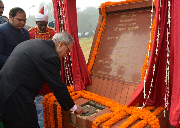 The President of India, Shri Pranab Mukherjee laying the foundation stone of Ceremonial Hall at Schedule-B, Near Rashtrapati Bhavan Auditorium in New Delhi on December 18, 2013.