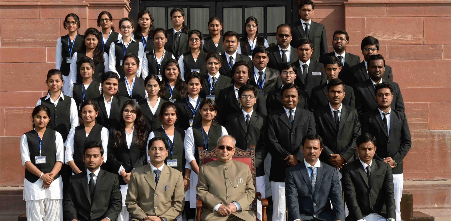 The President of India, Shri Pranab Mukherjee with the LLB Students (Final Semester) from Burdwan University at Rashtrapati Bhavan on November 21, 2016. 