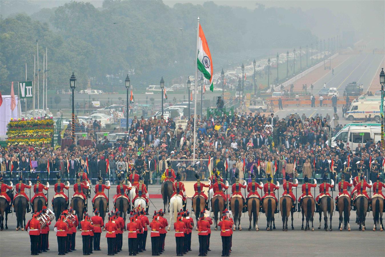 भारत के राष्ट्रपति, श्री प्रणब मुखर्जी 29 जनवरी, 2016 को, नई दिल्ली के विजय चौक पर ‘बीटिंग रिट्रीट’ में सलामी लेते हुए। 