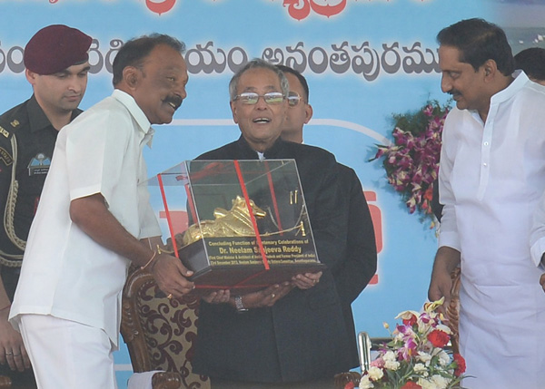 The President of India, Shri Pranab Mukherjee being felicitated at the concluding ceremony of the Centenary Celebrations of the former President of India, Dr. Neelam Sanjeeva Reddy at Ananthapuram in Andhra Pradesh on December 23, 2013. Also seen is the