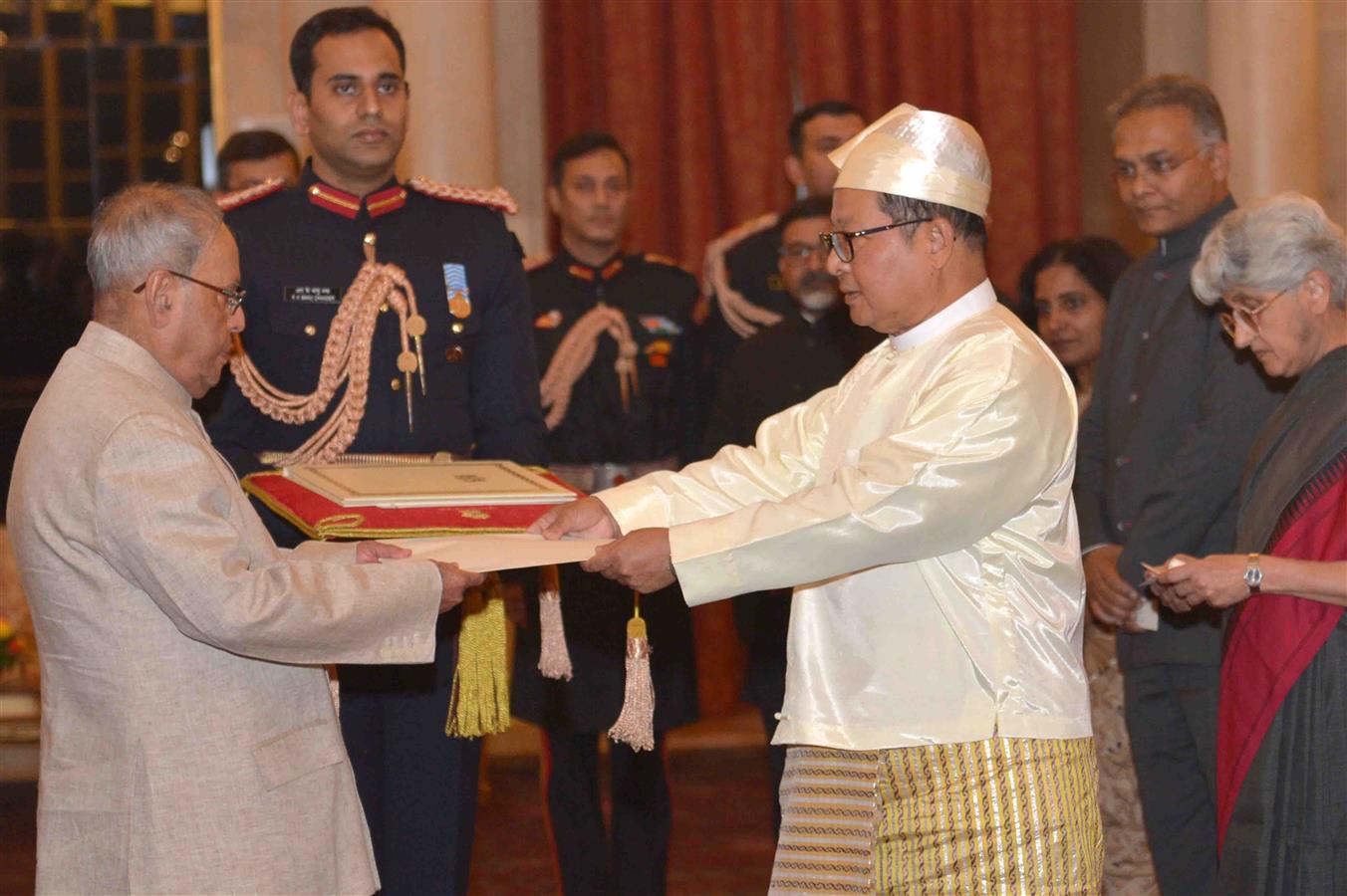 The Ambassador of Myanmar, His Excellency Mr. U Maung Wai presenting his credential to the President of India, Shri Pranab Mukherjee at Rashtrapati Bhavan on November 30, 2016. 