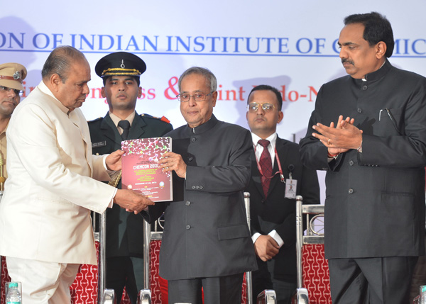 The President of India, Shri Pranab Mukherjee receiving a copy of the handbook on “Oral and Poster Abstracts” on CHEMCON – 2013 from the Governor of Maharashtra, Shri K. Sankaranarayanan at the inauguration of the 66th Annual Session of Indian Institute o