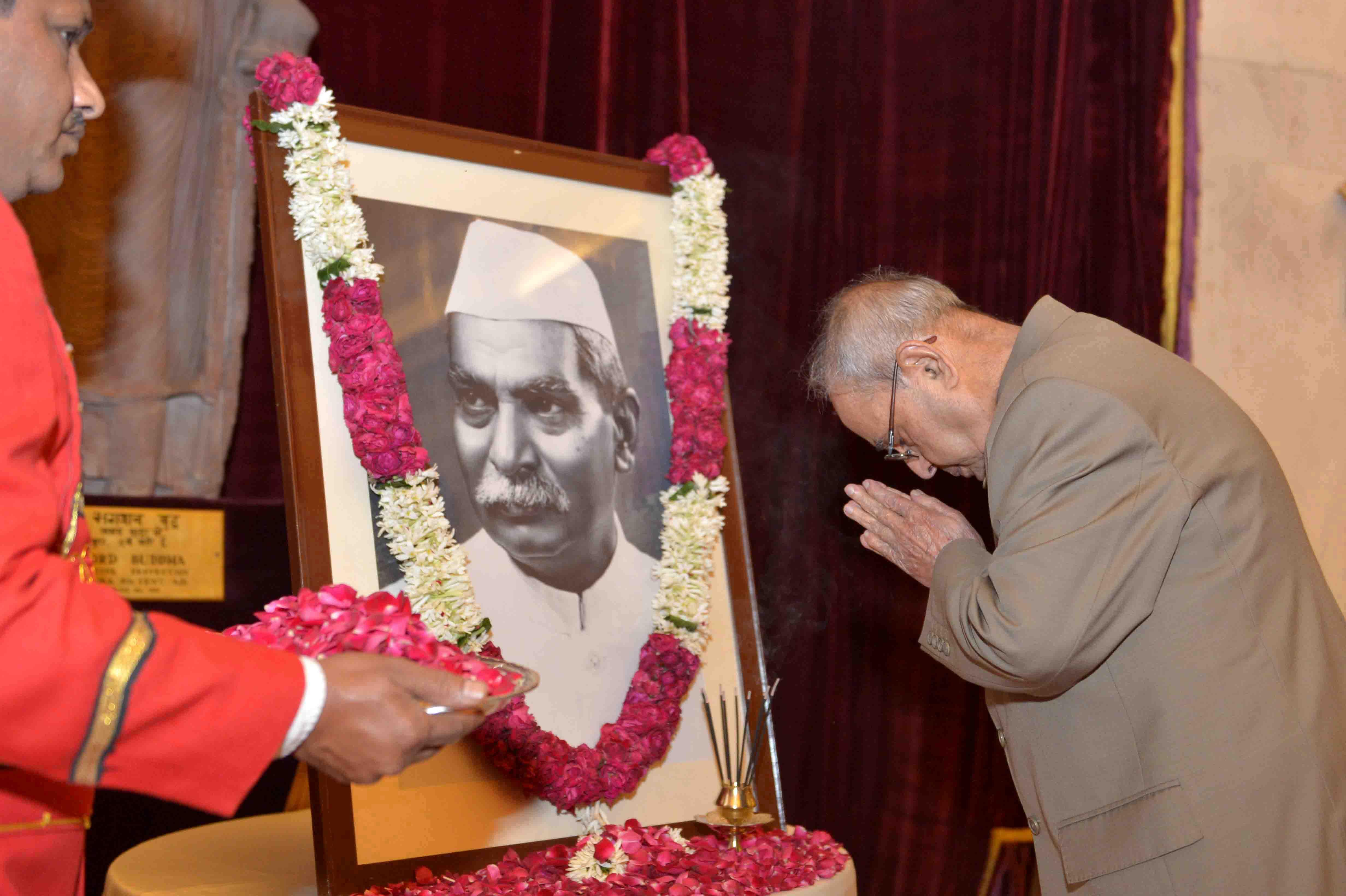 The President of India, Shri Pranab Mukherjee paying floral tributes to Dr. Rajendra Prasad, the First President of India on occasion of his Birth Anniversary at Rashtrapati Bhavan on December 3, 2016. 