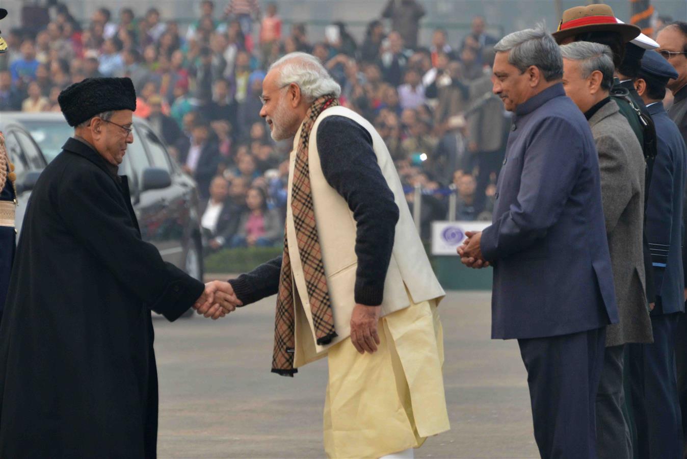 The President, Shri Pranab Mukherjee being received by the Prime Minister of India, Shri Narendra Modi at Vijay Chowk in New Delhi on January 29, 2016 for ‘Beating Retreat’ function. 