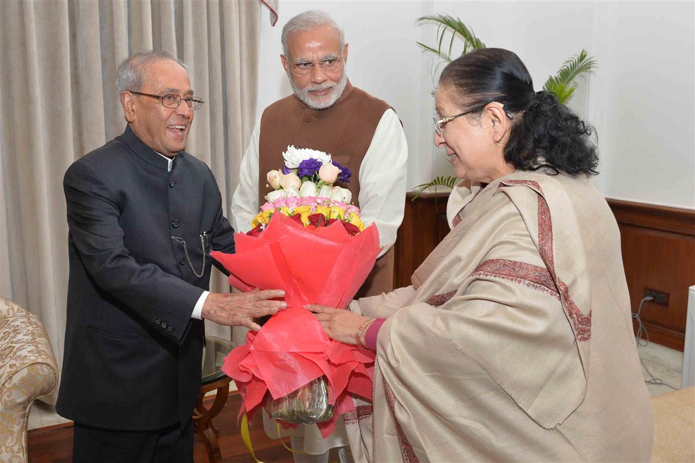 लोक सभा की अध्यक्ष, श्रीमती सुमित्रा महाजन, 11 दिसंबर, 2016 को उनके जन्म दिवस के अवसर पर भारत के राष्ट्रपति, श्री प्रणब मुखर्जी को बधाई देते हुए 