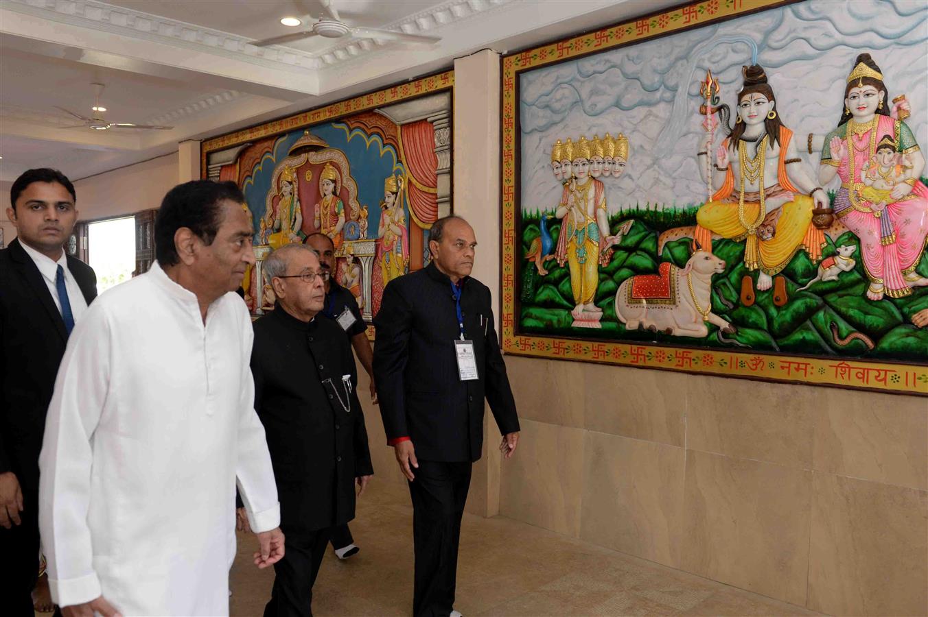 The President of India, Shri Pranab Mukherjee visiting the Hanuman temple at Chhindwara in Madhya Pradesh on December 14, 2016. 