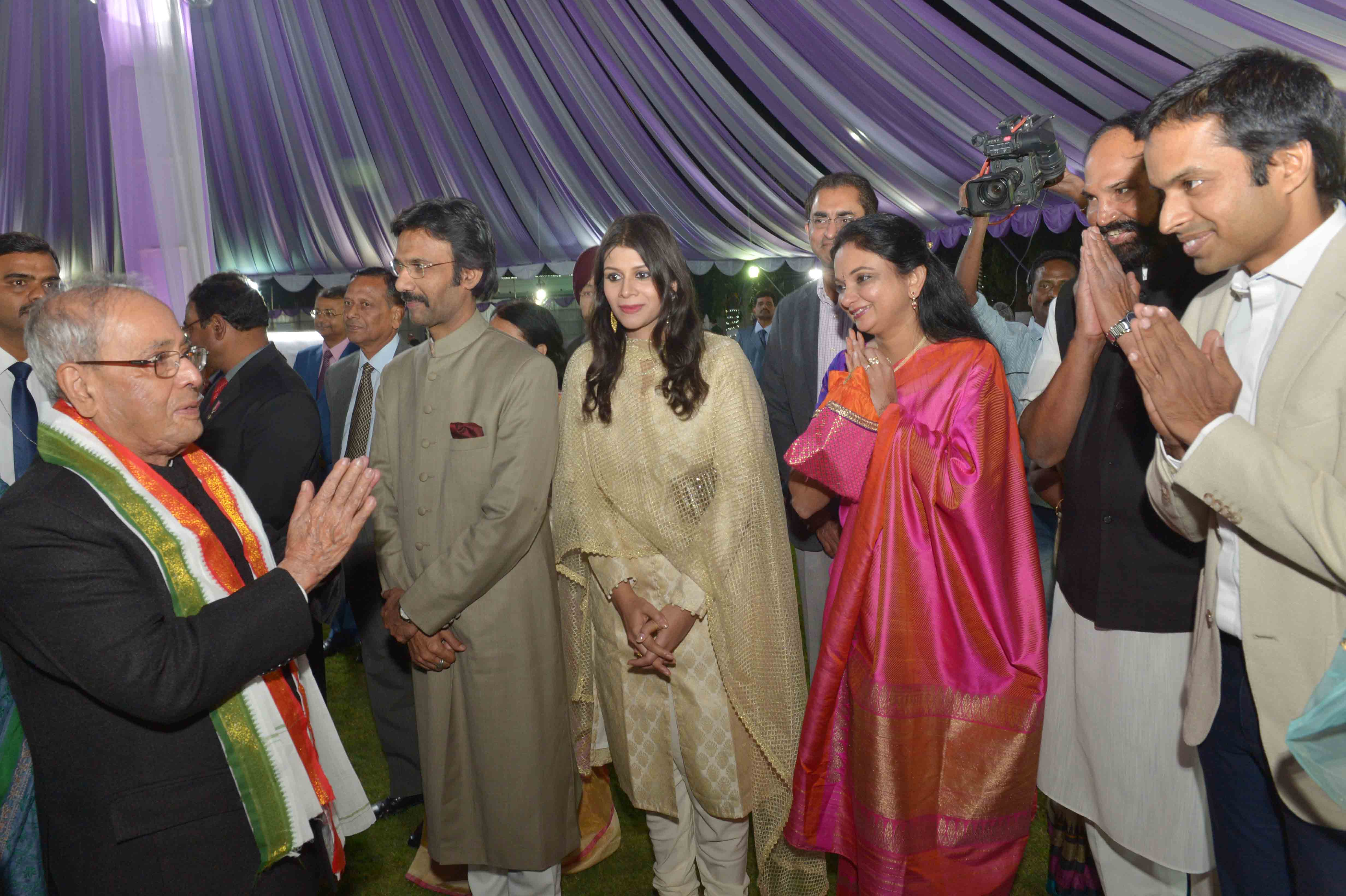 The President of India, Shri Pranab Mukherjee at the dinner hosted by the Governor of Andhra Pradesh and Telangana, Shri ESL Narasimhan in Hyderabad on December 27, 2016. 