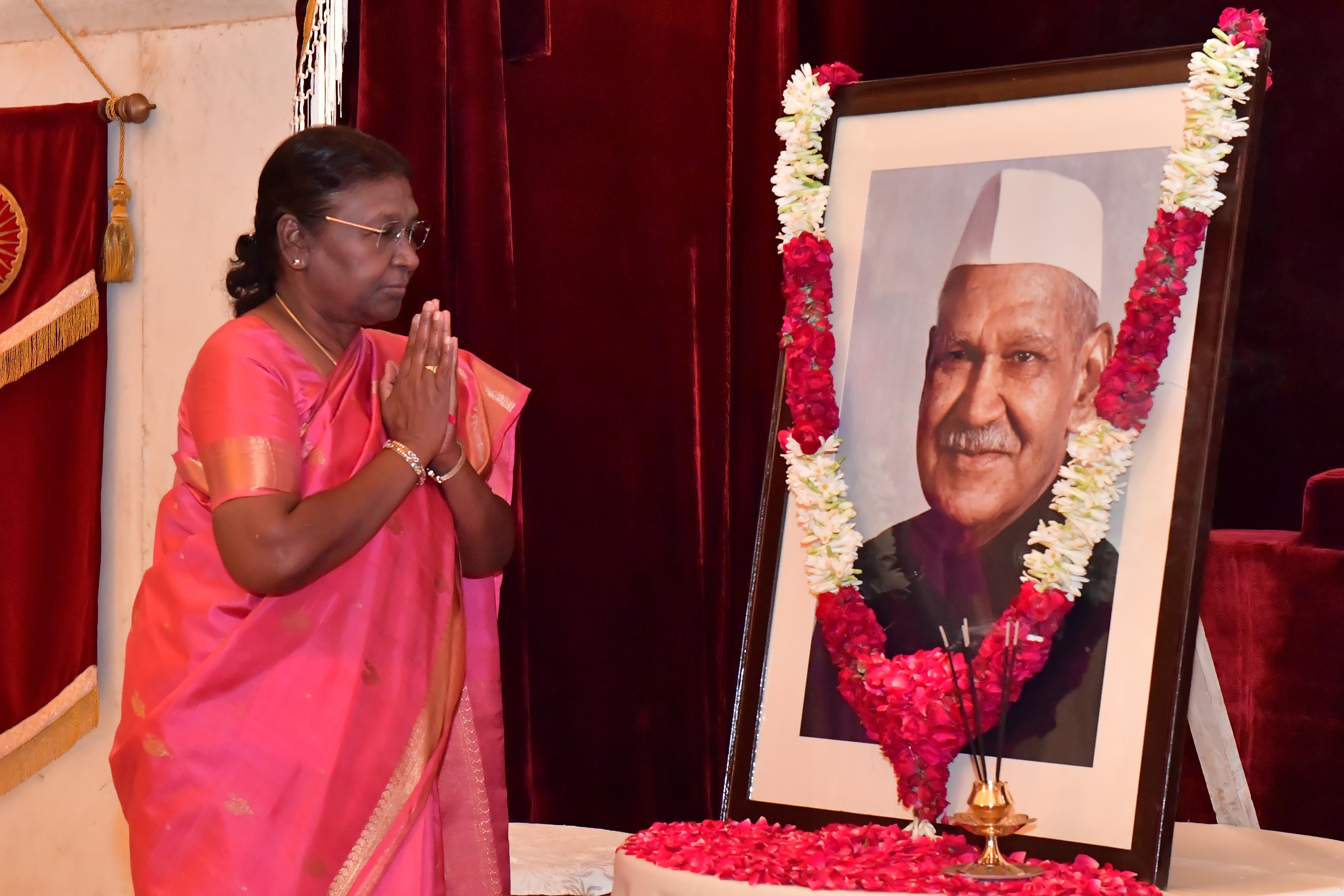 The President of India, Smt Droupadi Murmu paid homage to Dr Shanker Dayal Sharma, former President of India, on his birth anniversary at Rashtrapati Bhavan on August 19, 2023.