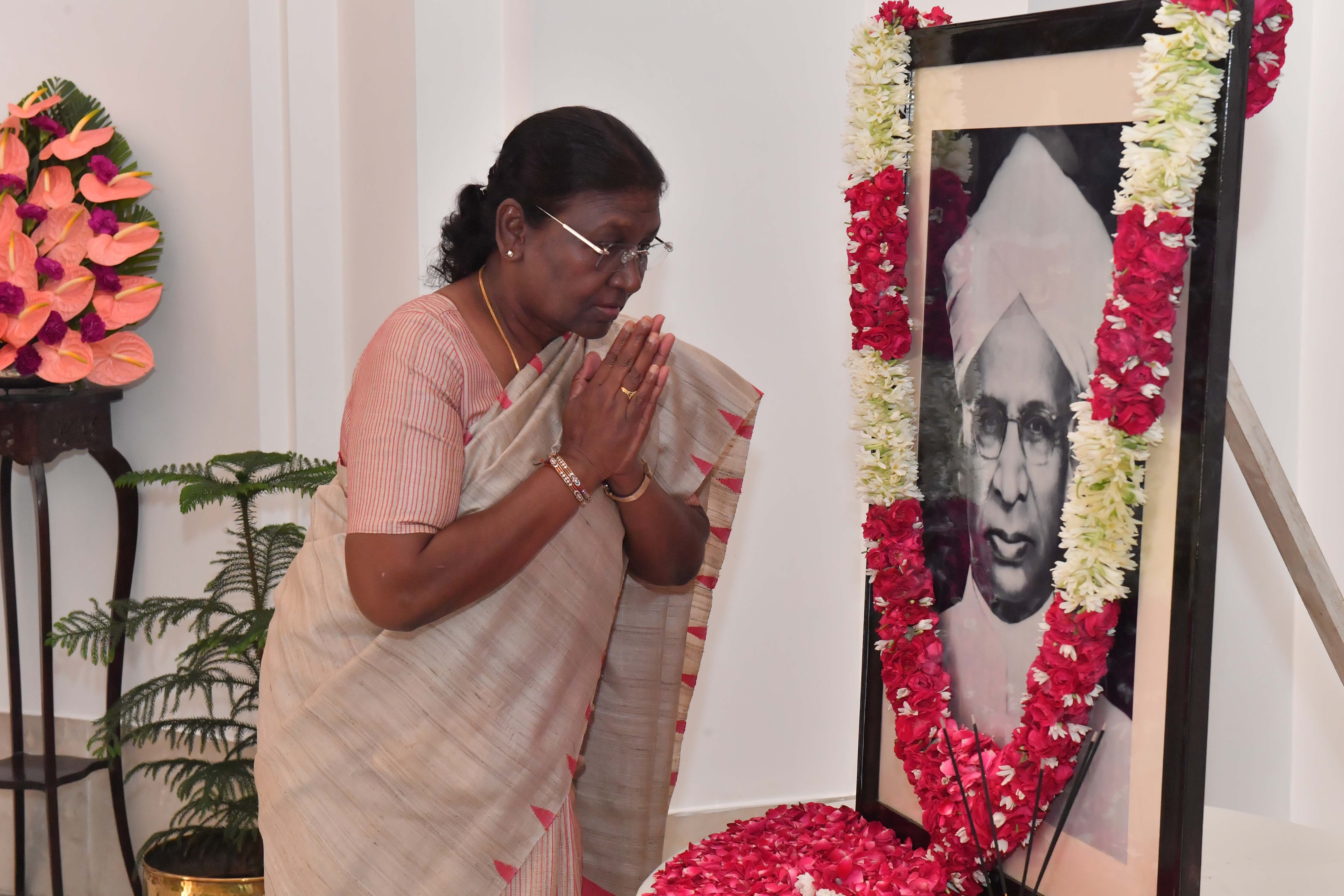 The President of India, Smt Droupadi Murmu paid floral tributes to Dr Sarvepalli Radhakrishnan, former President of India on his birth anniversary at Rashtrapati Bhavan on September 5, 2023.