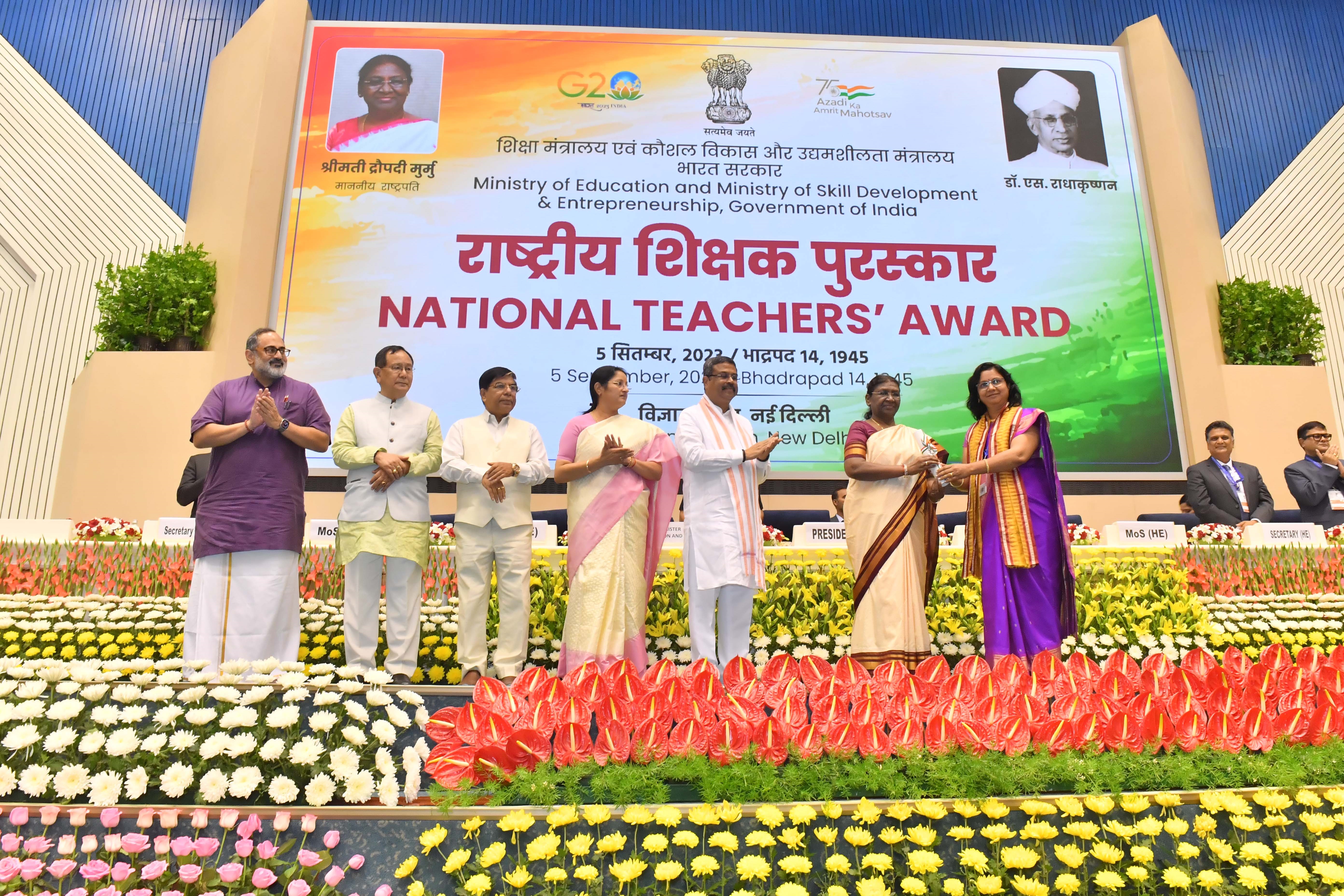 The President of India, Smt Droupadi Murmu conferred National Awards on  teachers from across the country at a function held at Vigyan Bhavan, New Delhi on September 5, 2023 on the occasion of Teachers’ Day.