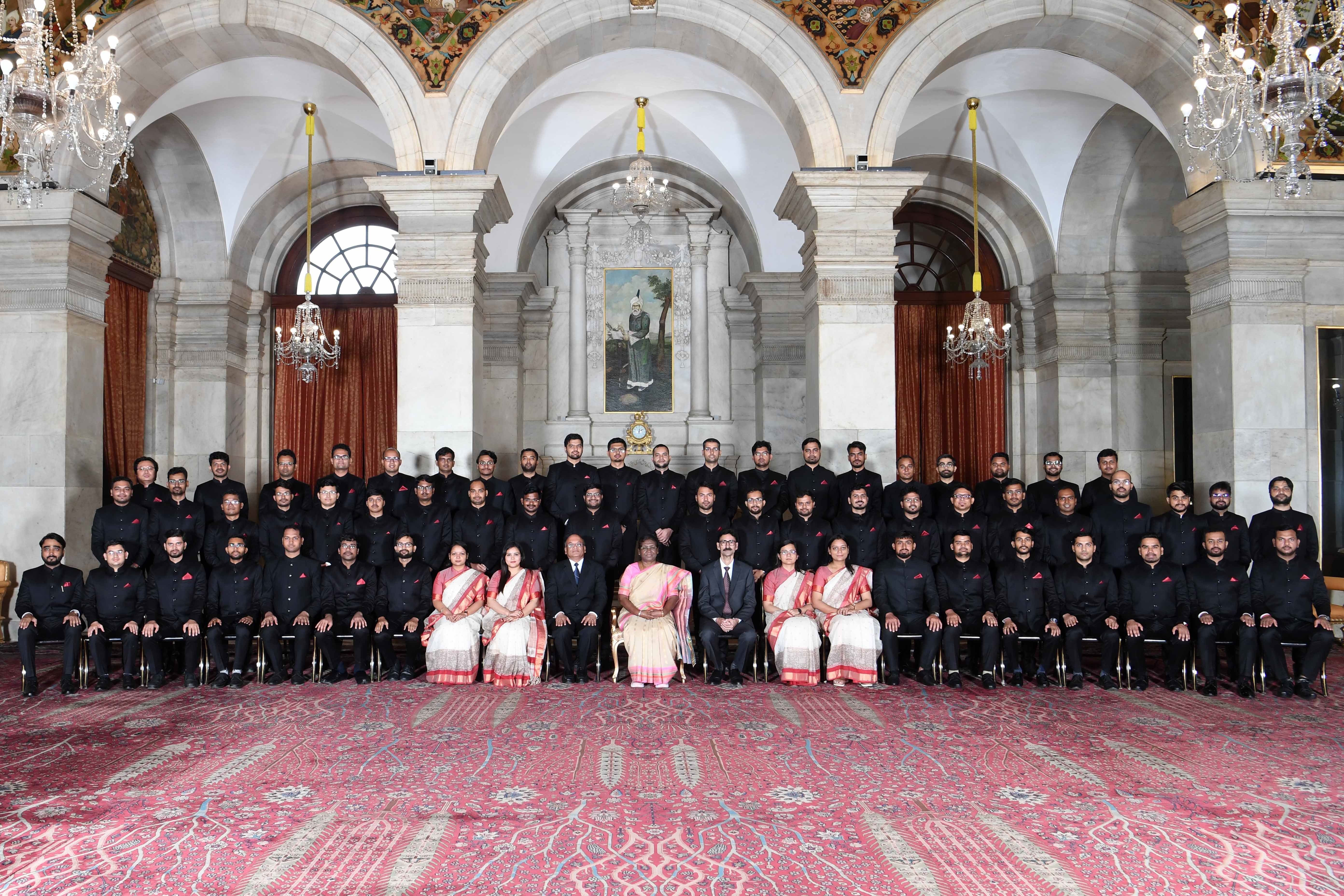 The officers of Central Water Engineering Services called on the President of India, Smt Droupadi Murmu at Rashtrapati Bhavan on August 21, 2023.