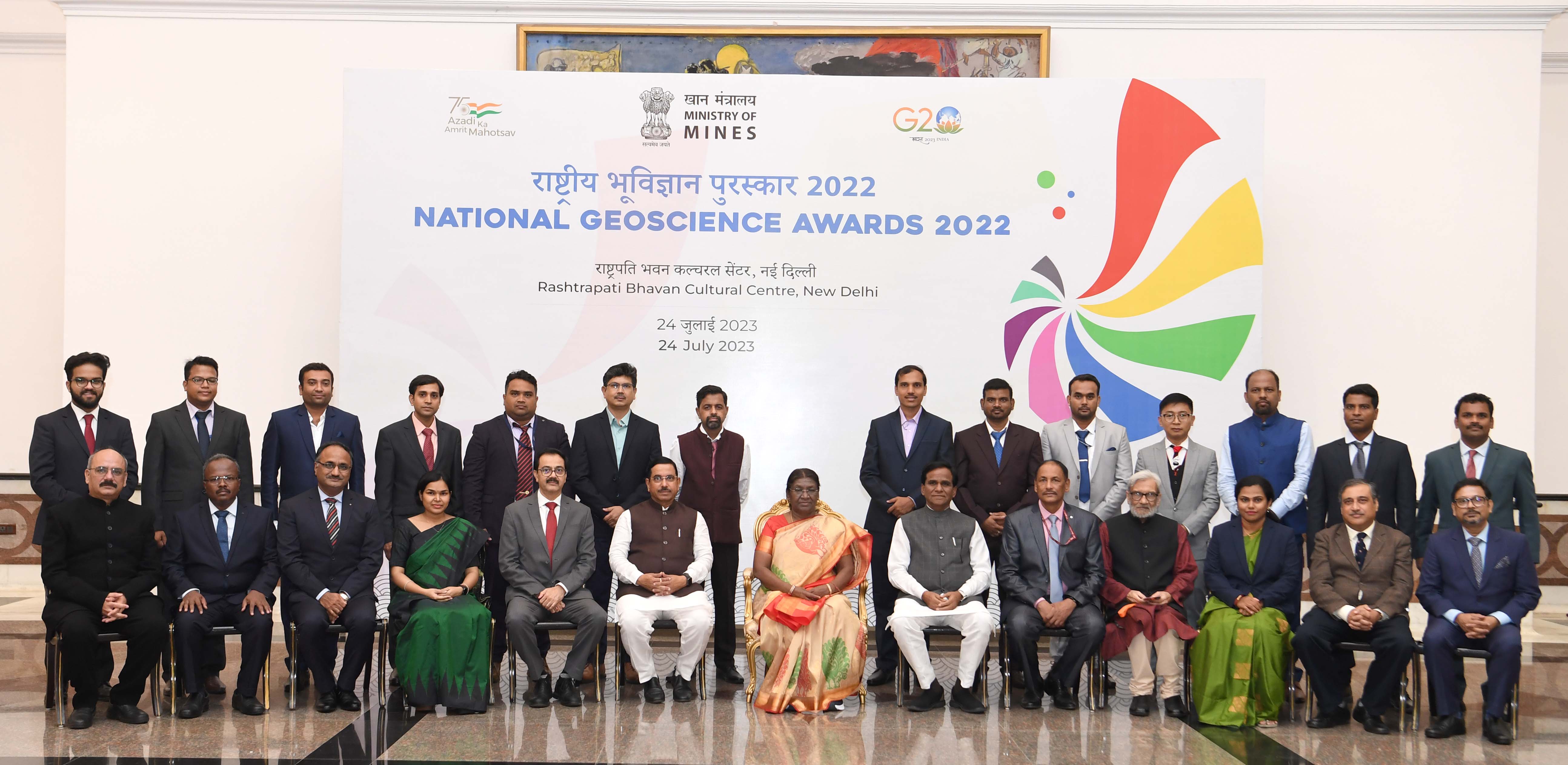 The President of India, Smt Droupadi Murmu presented the National Geoscience Awards-2022 at a ceremony held at Rashtrapati Bhavan Cultural Centre on July 24, 2023. 