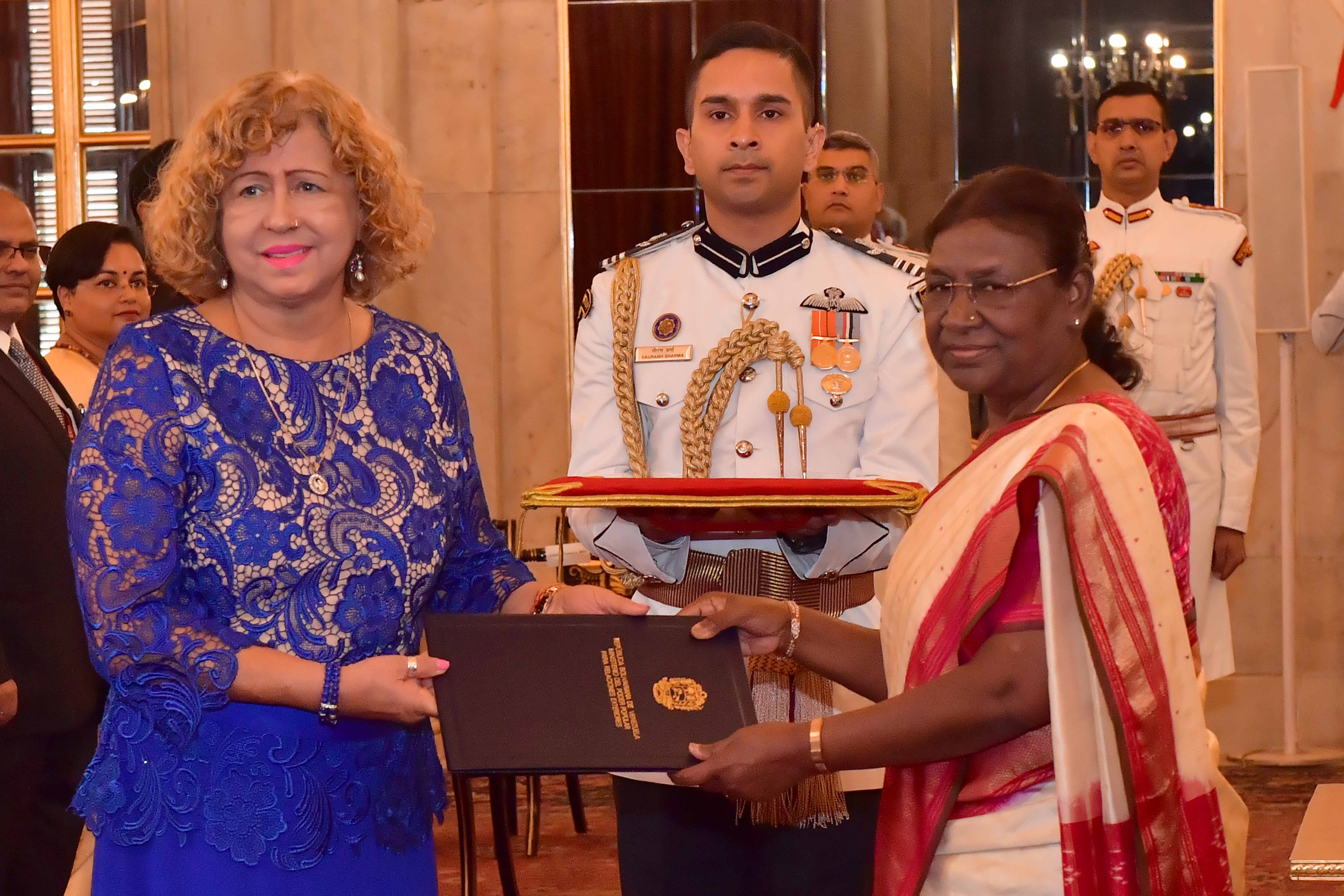H.E. Mrs Capaya Rodriguez Gonzalez, Ambassador of the Bolivarian Republic of Venezuela presenting credentials to the President of India, Smt Droupadi Murmu at Rashtrapati Bhavan on August 21, 2023.