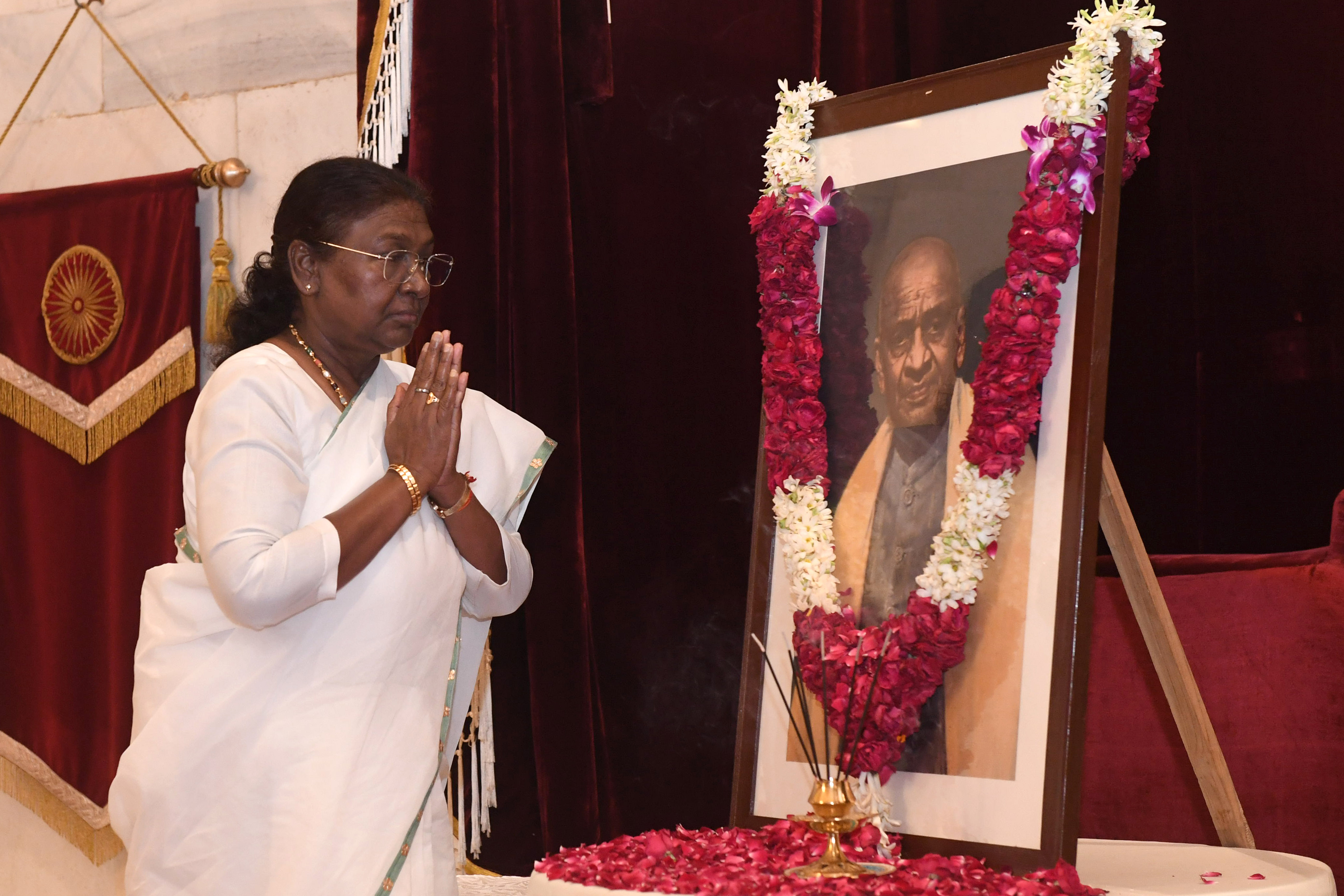 The President of India, Smt Droupadi Murmu, paid floral tributes to Sardar Vallabhbhai Patel on his birth anniversary at Rashtrapati Bhavan on October 31, 2024.