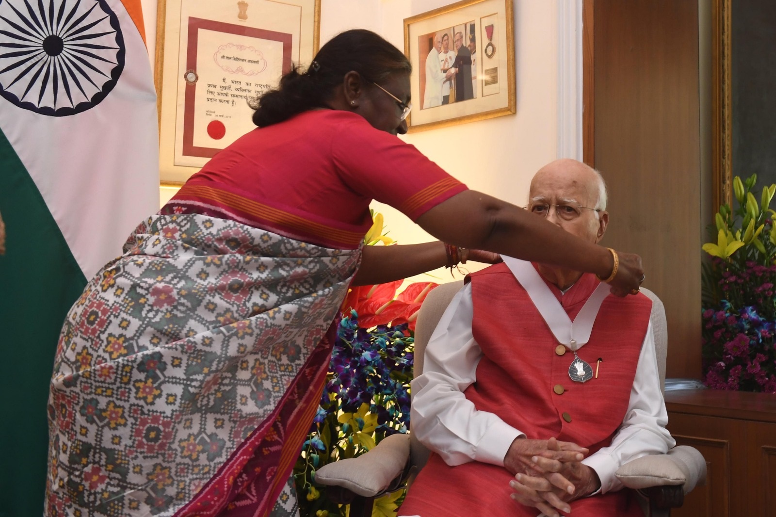 The President of India, Smt Droupadi Murmu conferred Bharat Ratna upon Shri L.K. Advani at a ceremony held at his residence in New Delhi on March 31, 2024.