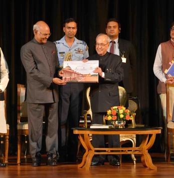 The President of India, Shri Pranab Mukherjee receiving the Report on ‘Comprehensive Conservation Management Plan Phase –II’ at Rashtrapati Bhavan on the eve of demitting office as the 13th President of India on July 24, 2017.