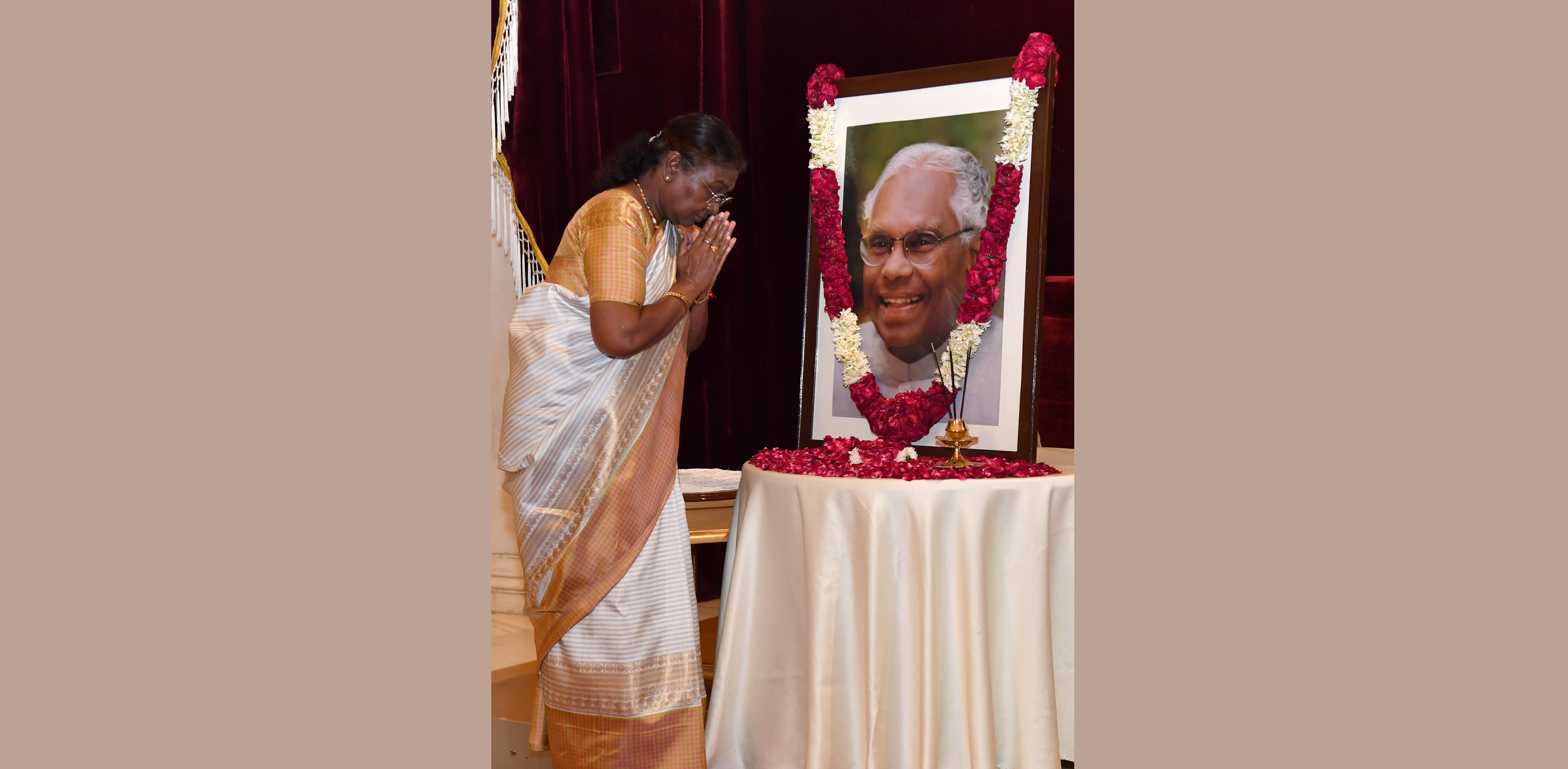  The President of India, Smt Droupadi Murmu paid floral tributes to Shri K.R. Narayanan, former President of India, on his birth anniversary at Rashtrapati Bhavan on October 27, 2024.