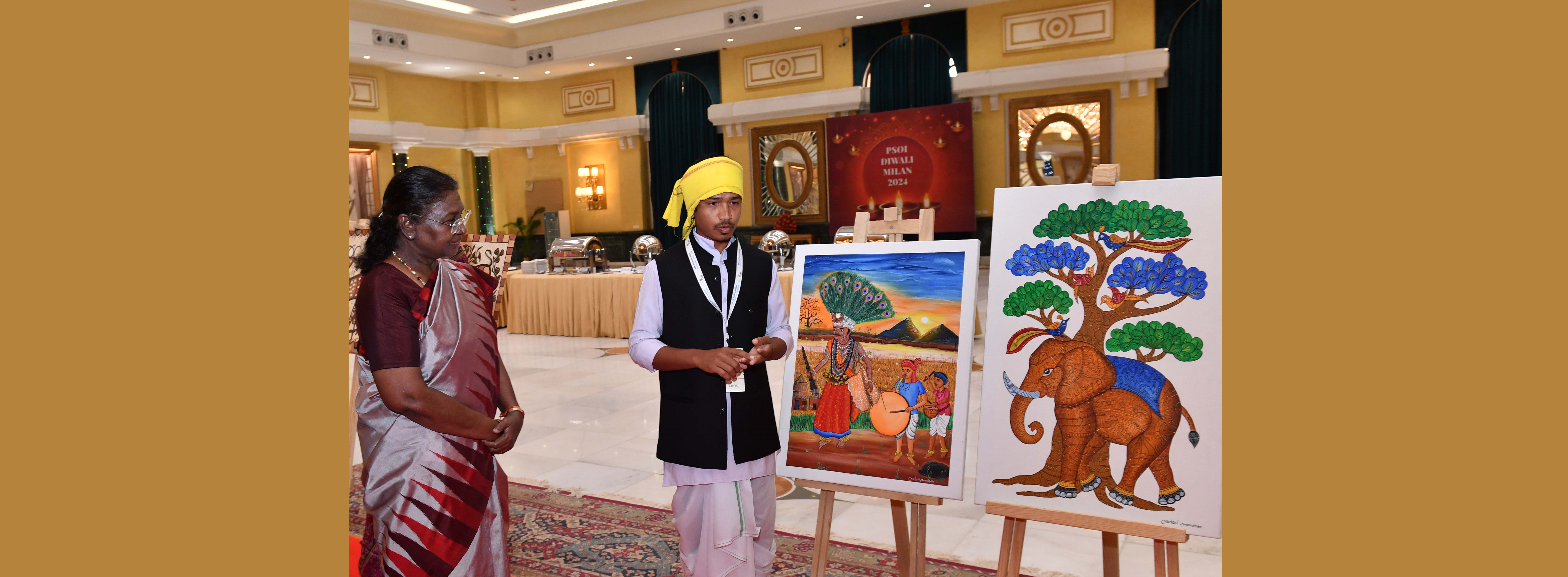 The President of India, Smt. Droupadi Murmu visited the exhibition of artwork, which had been created by artists during their stay at Rashtrapati Bhavan on October 29, 2024. 