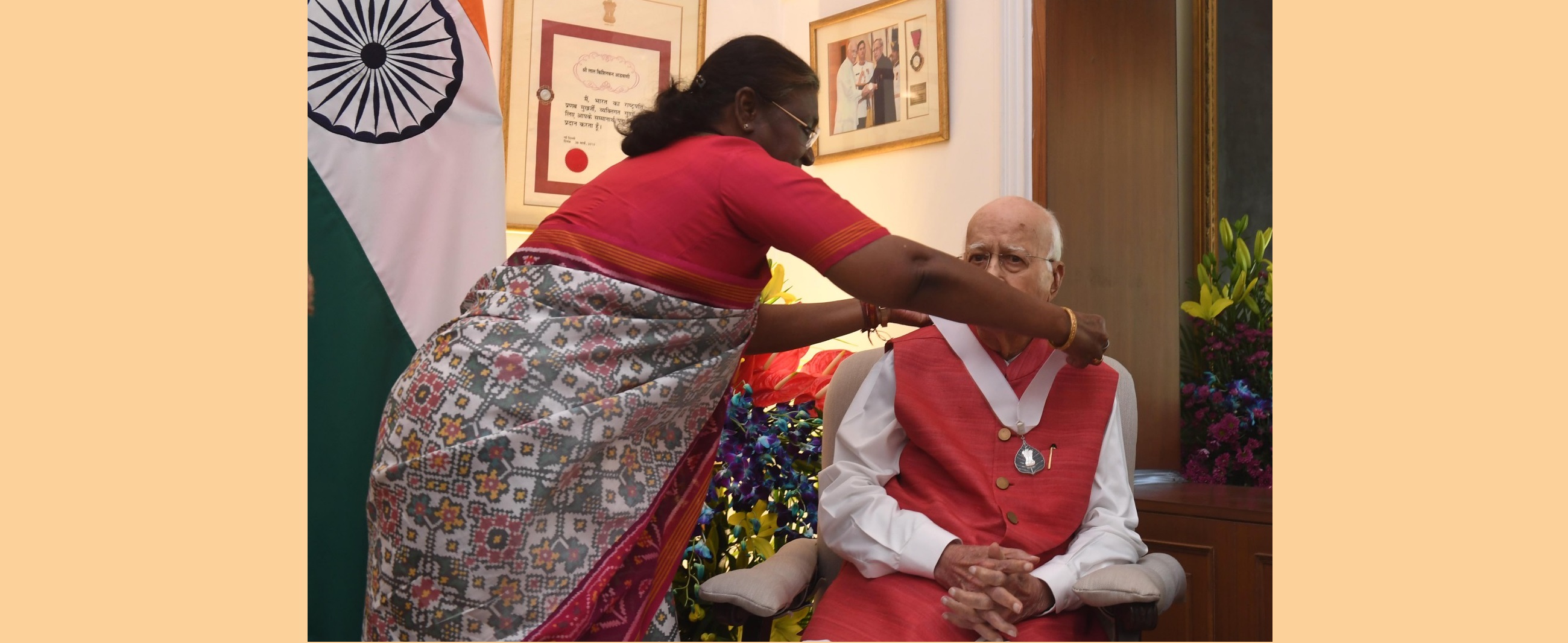 The President of India, Smt Droupadi Murmu conferred Bharat Ratna upon Shri L.K. Advani at a ceremony held at his residence in New Delhi on March 31, 2024.
